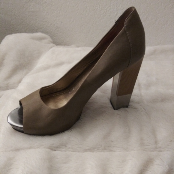 BCBGeneration HEELS. - Picture 6 of 8